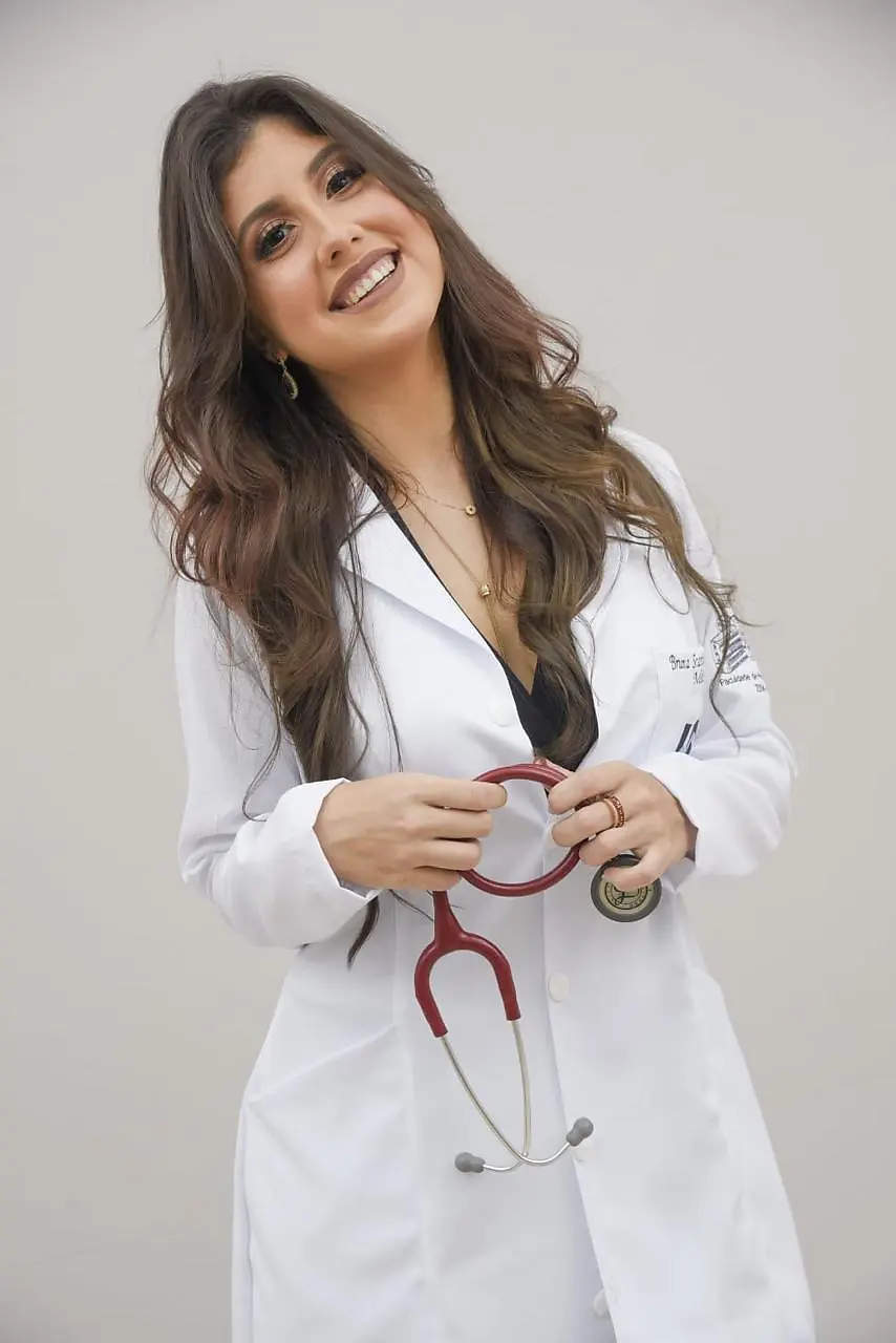 Dra. Bruna Scartezini em consultório — avaliação médica psiquiátrica